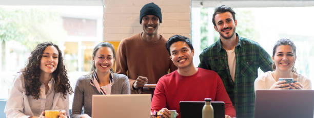 Horizontal banner or header with smiling multiethnic coworkers looking at camera making team picture in modern office together - Diverse work group or department laugh posing for photo at workplace banner o encabezado horizontal con compañeros de trabajo multiétnicos sonrientes mirando la cámara haciendo una foto de equipo en la oficina moderna juntos - diverso grupo de trabajo o departamento se ríe posando para la foto en el lugar de trabajo