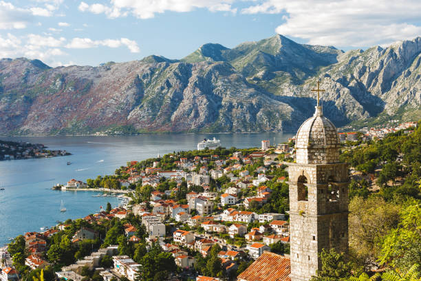 vista aerea con baia di kotor e tetti della città vecchia. chiesa di nostra signora del rimedio nella fortezza di kotor, boka kotorska, montenegro. - montenegro kotor bay fjord town foto e immagini stock