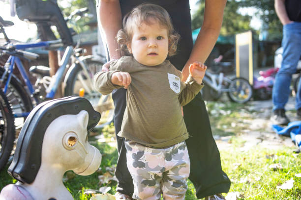 premiers pas - baby first steps autumn child photos et images de collection