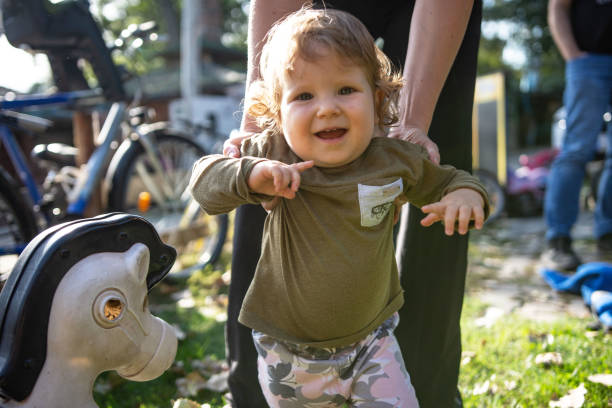 premiers pas - baby first steps autumn child photos et images de collection