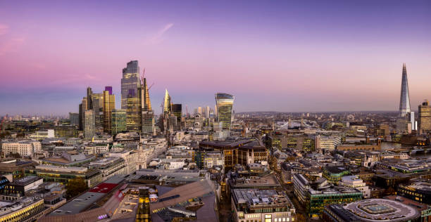 wide panoramic view of the coroporate skyscrapers at the city of london - tower hamlets imagens e fotografias de stock