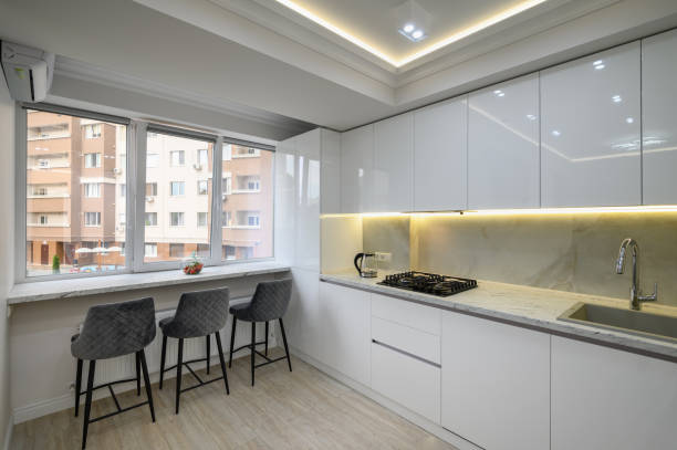 豪華なスタジオのアパートマンにあるモダンな白いキッチンのインテリア - blinds showroom decor home improvement ストックフォトと画像