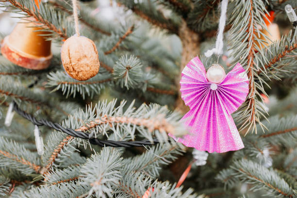 handgefertigte engelsdekoration aus papier und perlenperle am weihnachtsbaum - christmas tree bead humor stock-fotos und bilder