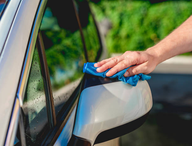 istock Hand cleaning car's mirror with rag 1428814309
