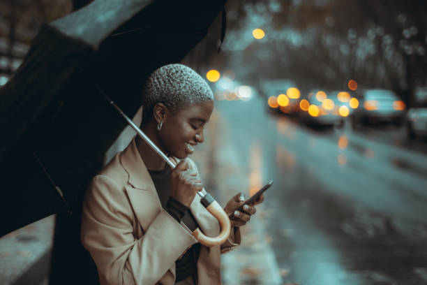 ragazza nera vicino alla strada piovosa - teal color foto e immagini stock
