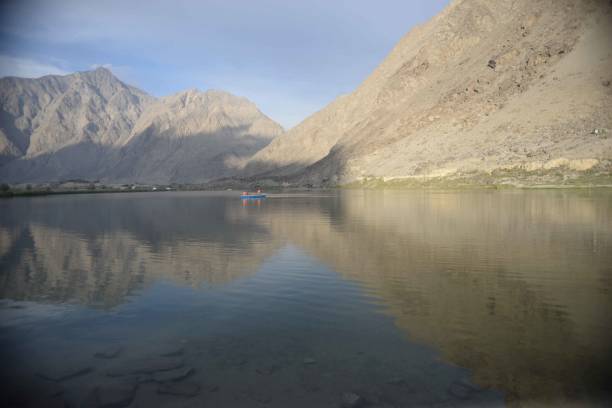 blind lake shigar valley pakistan - italian lake district stock-fotos und bilder