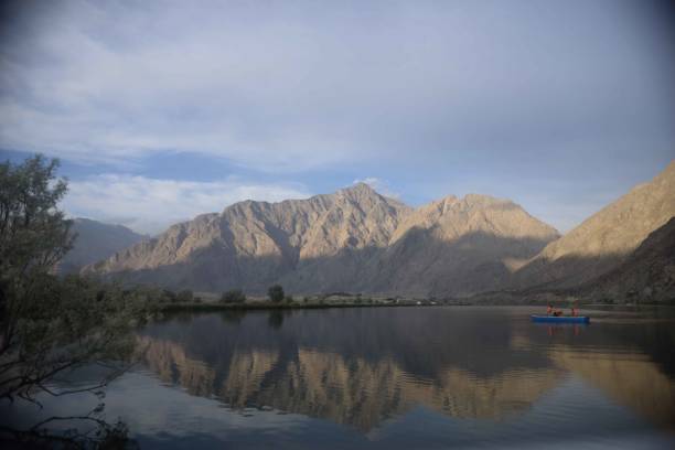 blind lake shigar valley pakistan - italian lake district stock-fotos und bilder