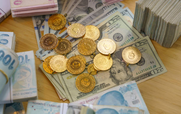 große gruppe türkischer lira-banknoten mit goldmünzen - gold jewelry currency buying stock-fotos und bilder