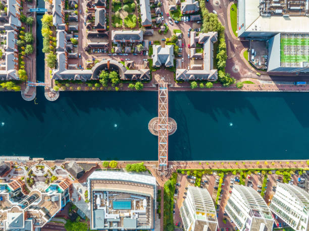 vue par drone de media city salford quays, manchester - canal eau vive photos et images de collection