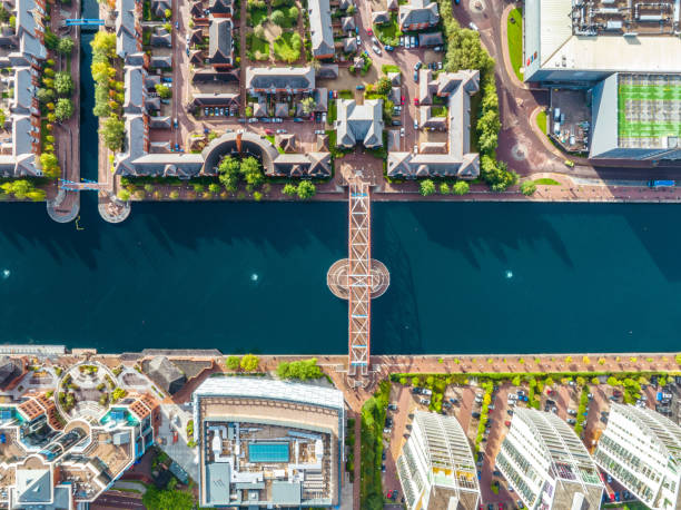 vista drone da cidade de mídia salford quays, manchester - canal água corrente - fotografias e filmes do acervo