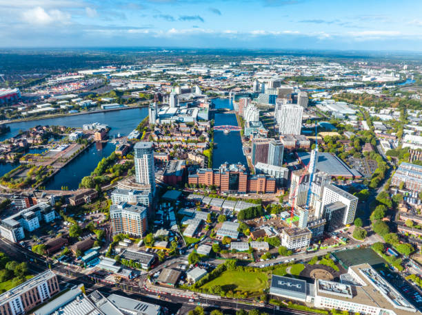 widok z drona na nabrzeża media city salford, manchester - london england aerial view skyscraper mid air zdjęcia i obrazy z banku zdjęć