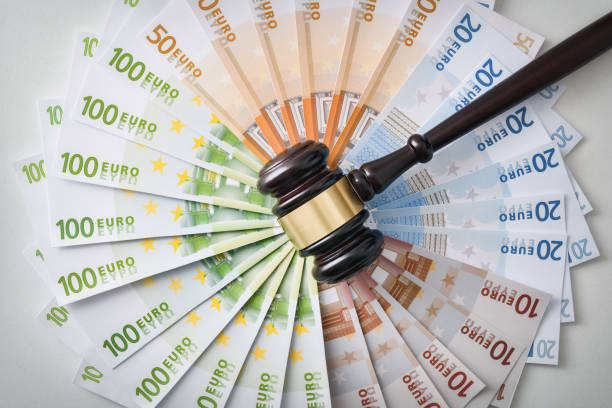 judge's gavel on a pile of banknotes in a circle - currency gavel legal system human settlement imagens e fotografias de stock