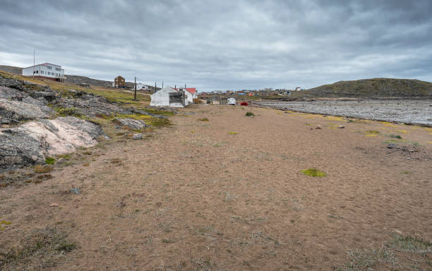 the village of apex on the banks of the arctic ocean - baffin island imagens e fotografias de stock