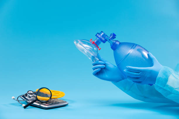 Doctor give oxygen for life is expense on Medical care bill, Cost of living treatment. Insurance finance money budget is expense bill for health care saving in medical hospital, studio blue copy space el médico le da oxígeno de por vida es el gasto en la factura de atención médica, el costo de vida del tratamiento. el presupuesto de dinero de financiamiento de seguros es una factura de gastos para el ahorro de atención médica en el hospital médic