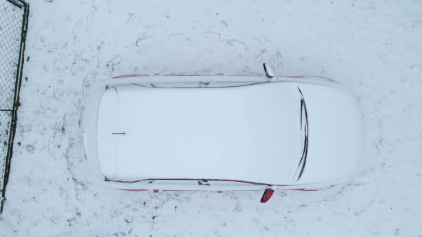 istock Car after the snow storm 1428937837