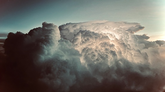 Onweer met lichtflits in cumulonimbus wolk