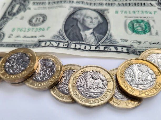 ドルからポンドへ - 為替レートの概念 - british coin coin falling british currency ストックフォトと画像