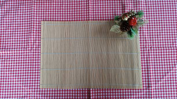 空白のラベルが付いたクリスマス装飾のテーブル。竹プレイスマットテクスチャ - bamboo color image copy space cork ストックフォトと画像