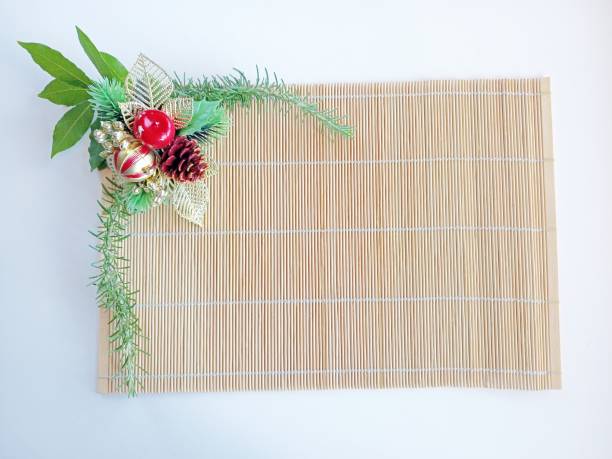 空白のラベルが付いたクリスマス装飾のテ�ーブル。竹プレイスマットテクスチャ - bamboo color image copy space cork ストックフォトと画像