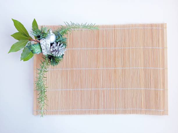 空白のラベルが付いたクリスマス装飾のテーブル。竹プレイスマットテクスチャ - bamboo color image copy space cork ストックフォトと画像