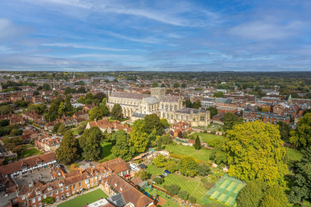 die drohnen-luftaufnahme von winchester cathedral und stadt, england. - england field autumn season stock-fotos und bilder