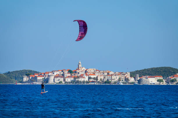 copy space: sportowe kitesurfingi turystyczne w pobliżu pięknej korculi w słoneczny dzień. - kiteboarding sunlight croatia dalmatia zdjęcia i obrazy z banku zdjęć