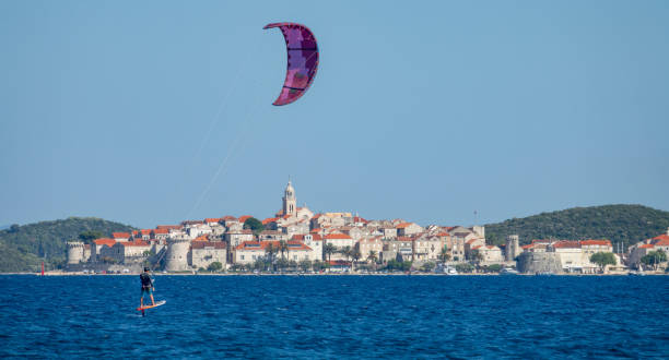 복사 공간: 크로아티아에서 활동적인 휴가를 보내는 남자에게 맞는 남자 아드리아 해의 포일서핑. - kiteboarding sunlight croatia dalmatia 뉴스 사진 이미지