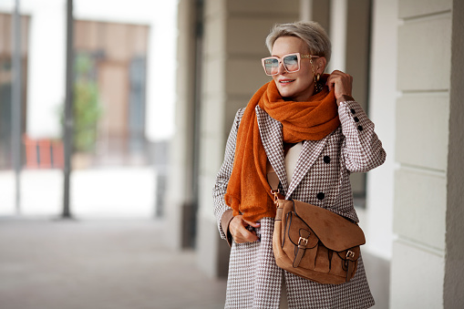 https://media.istockphoto.com/id/1428994315/photo/smiling-woman-outdoor-portrait-short-blonde-hair-fashion-model-wears-stylish-clothes-double.jpg?b=1&s=170667a&w=0&k=20&c=_vI_-E5brz2I7AU-yQcGPm6kGAm82-f74VPrlZZqE58=