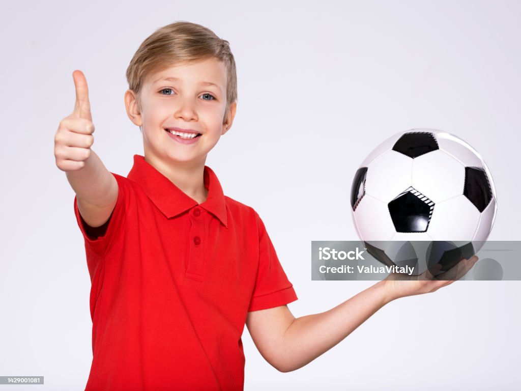 Hình Ảnh Một Cậu Bé Mỉm Cười Trong Trang Phục Thể Thao Cầm Bóng Đá ...