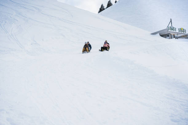 미친 행복 친구 데 재미 와 썰매 에 눈 높은 산 - switzerland hotel skiing people 뉴스 사진 이미지