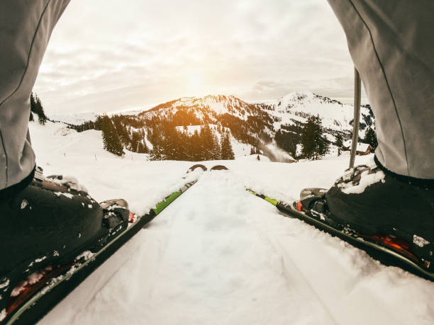 atleta sciatore in piedi davanti alle montagne di neve nella stazione sciistica pronta per la discesa - concentrati sulla punta dello sci - st moritz engadine mountain winter foto e immagini stock