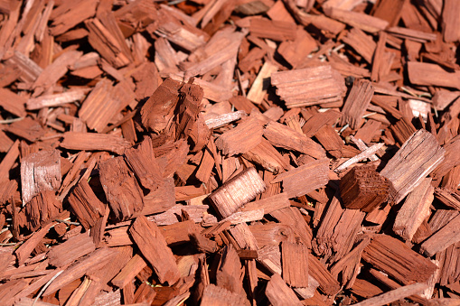Detail of a surface covered in decorative brown red wood chips