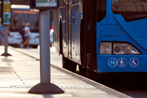 ônibus transporte público em budapeste, hungria. - estação rodoviária - fotografias e filmes do acervo