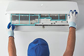 mechaniker-der-die-klimaanlage-im-innenbereich-reinigt-und-repariert.jpg?b=1&s=170x170&k=20&c=qWmjlSuOWguE-TzhjPRHb0ZLqdMOo4zFVXHVTaO_-14=