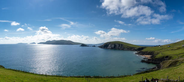 панорамный вид на сли-хед и полуостров дингл в графстве керри - republic of ireland famous place dingle peninsula slea head стоковые фото и изображения