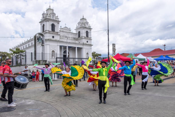 iglesia y grupo folclórico en costa rica - parade music music festival town fotografías e imágenes de stock