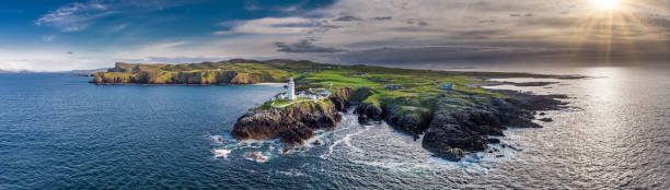 widok z lotu ptaka latarni morskiej fanad head donegal county, irlandia. punkt orientacyjny z 19 wieku na stromych klifach morskich - irish landmark zdjęcia i obrazy z banku zdjęć