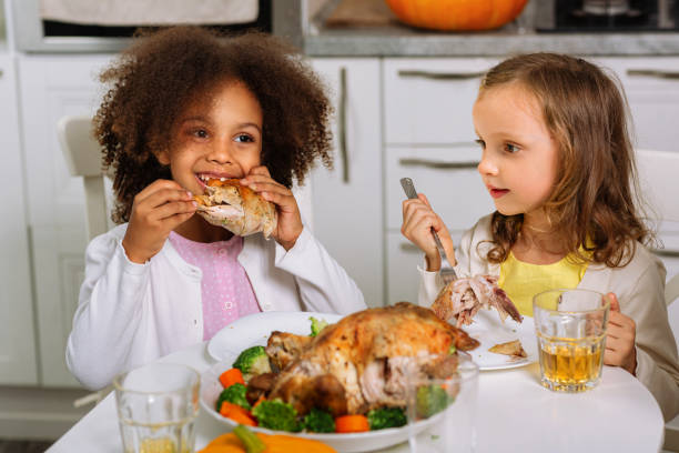 vi auguro un felice ringraziamento. i bambini gioiosi sono seduti a tavola. cena tradizionale del ringraziamento - thanksgiving dinner party feast day turkey foto e immagini stock