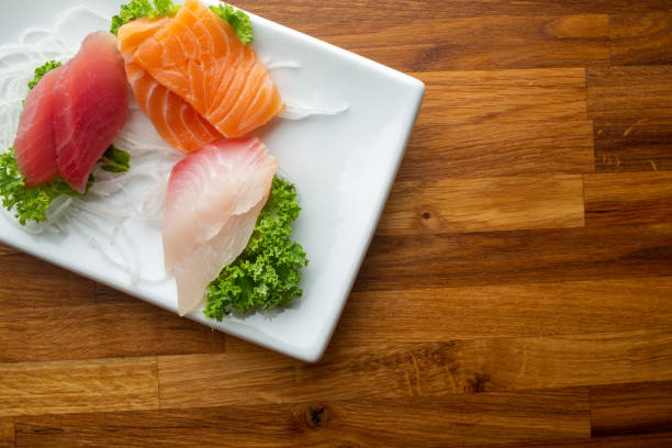 sashimi su piatto bianco, tonno, salmone, coda gialla - sashimi white prepared fish hamachi foto e immagini stock
