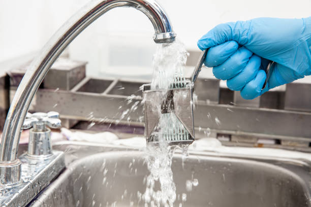 istock Scientist dewaxing paraffin embedded tissue samples in the laboratory. Xylene-based removal of paraffin. 1429052112