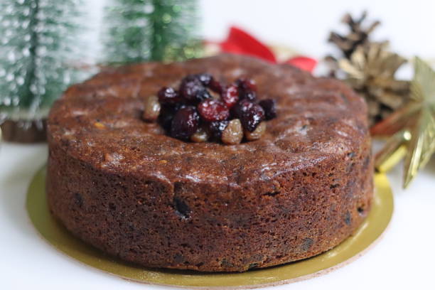 rico pastel de ciruela con frutas empapadas en ron. - fruitcake christmas cake cake raisin fotografías e imágenes de stock