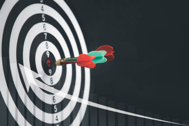 Close up shot of the dart arrow hit on bullseye, red dart arrow hitting in the target center of dartboard Target hit in the center, challenge in business marketing,Target and goal as concept. disparo de primer plano de la flecha de dardo golpeado en la diana, flecha de dardo rojo golpeando en el centro del objetivo de la diana golpe de objetivo en el centro, desafío en el marketing empresarial, objetivo y objetivo como concepto.