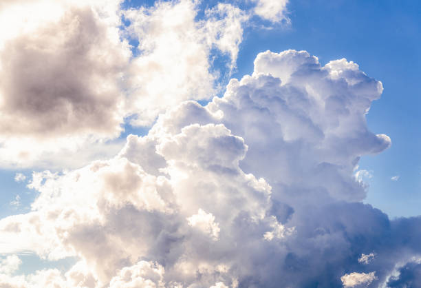 nubes de lluvia de verano - cloud cloudscape fluffy white fotografías e imágenes de stock