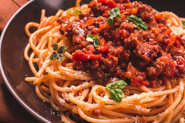spaghetti alla bolognese, vista dall'alto, primo piano, senza persone, fatti in casa, - italian culture ingredient spaghetti food foto e immagini stock