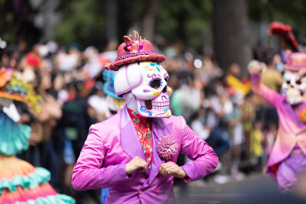 man wearing skull mask at day of the death parade - face paint human face mask carnival imagens e fotografias de stock