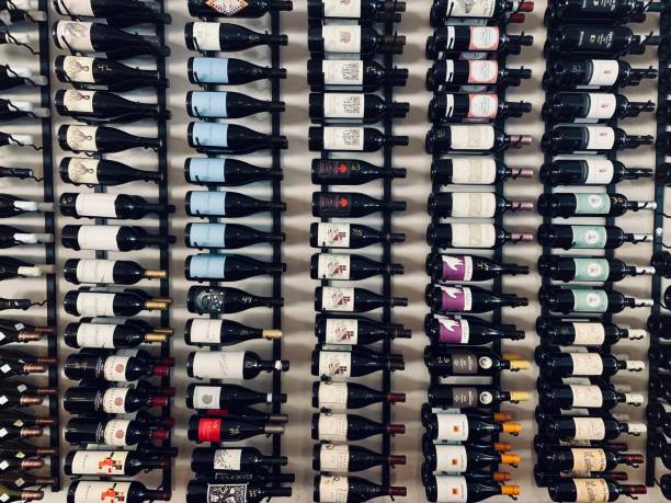 ボトルのボトル - wine cellar liquor store wine rack ストックフォトと画像