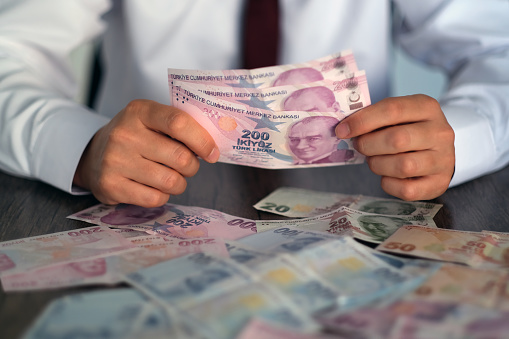 Sosteniendo de la mano doscientos billetes turcos photo