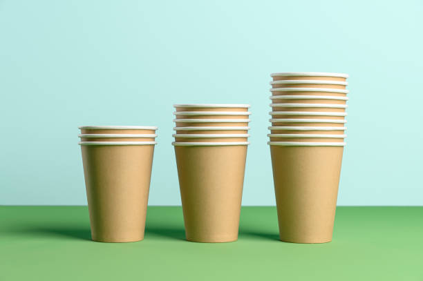 pila di tazza di caffè ecologico usa e getta su sfondo blu pastello. concetto biodegradabile. - disposable cup cup stack blue foto e immagini stock