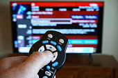 hand-mit-tv-fernbedienung-mit-unscharfem-fernseher.jpg?b=1&s=170x170&k=20&c=mEX65uc1uCiZZud30FSjG1C3aNnS0yzUiuBGZ6ojR-Y=