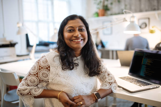 portrait of mature indian female employee in office. indian businesswoman looking at camera - povo indiano imagens e fotografias de stock